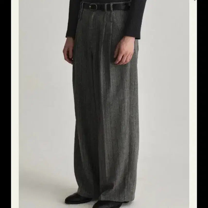 [BUNJANG] Waveis Back Leather Grey Herringbone Tucked Pants / 웨이비니스 백레더 신치백 투턱 그레이 헤링본1