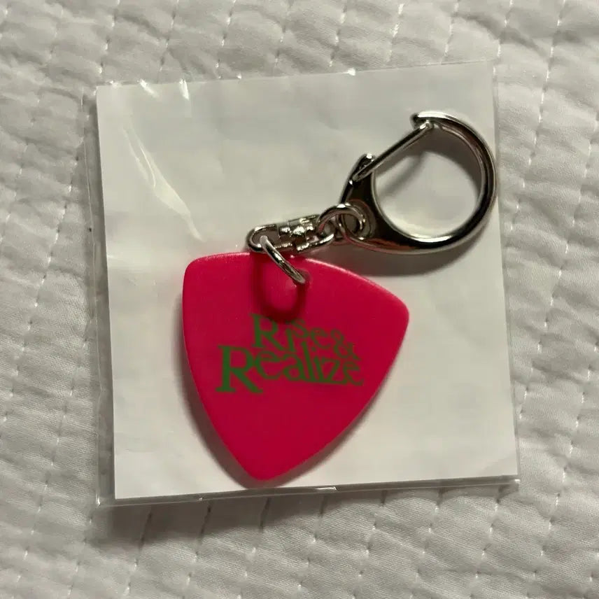 [BUNJANG] RIIZE Wonbin Guitar Pick Keyring / 공굿 라이즈 원빈 일본 기타피크 키링 새상품