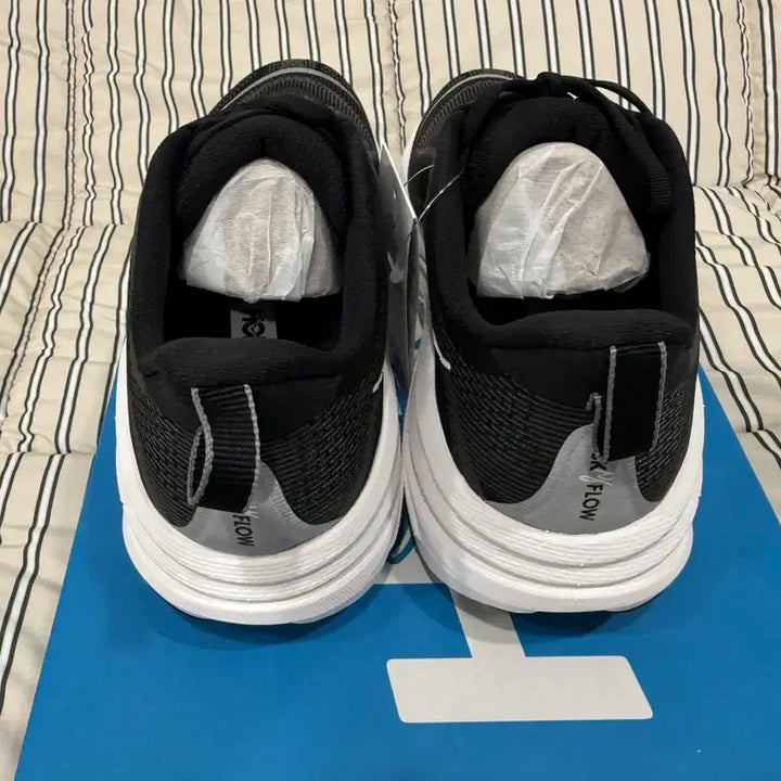 [SOLD OUT] 호카(HOKA) 스카이플로우 와이드 블랙 275사이즈