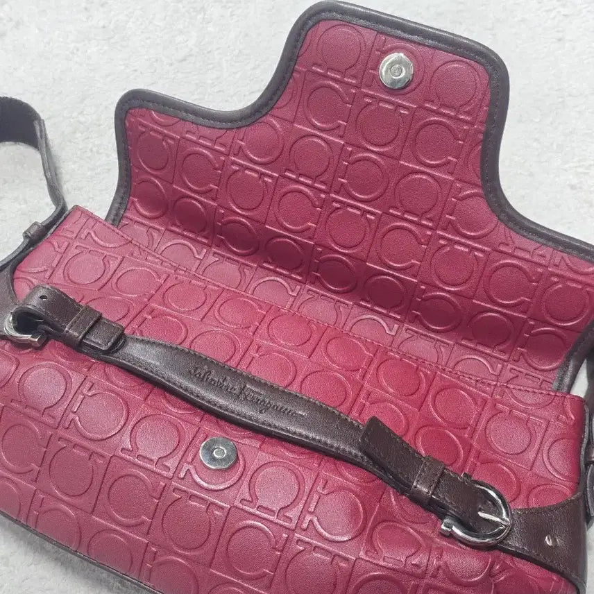 [BUNJANG] Ferragamo Gancini Leather Shoulder Bag / Ferragamo 페라가모 간치니 레더 숄더백