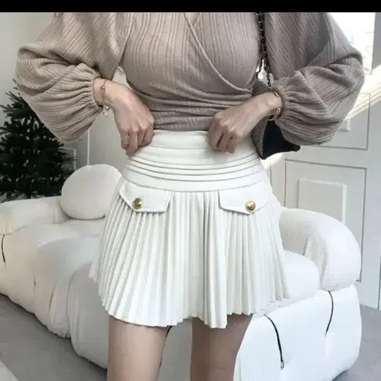 [BUNJANG] Two-Pocket Gold Button Pleated Mini Skirt - Ivory / [새상품급인데 반값] 투포켓 금장 플리츠 미니 스커트 아이보리