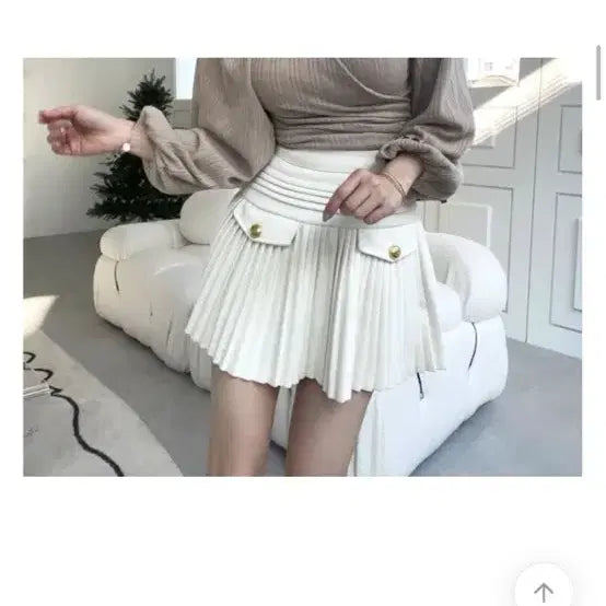 [BUNJANG] Two-Pocket Gold Button Pleated Mini Skirt - Ivory / [새상품급인데 반값] 투포켓 금장 플리츠 미니 스커트 아이보리