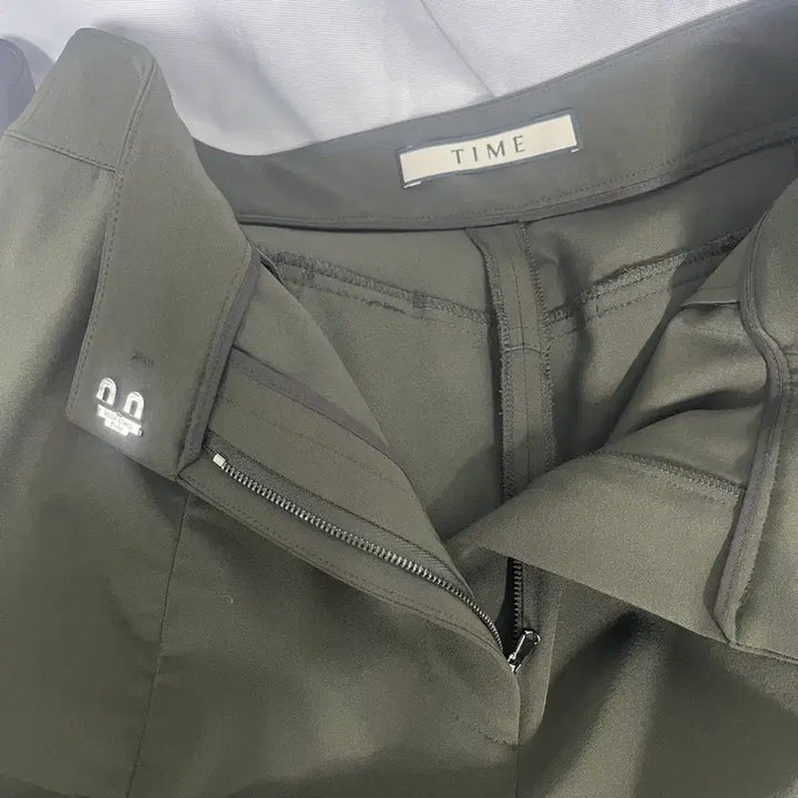 [BUNJANG] TIME Shirring Slacks Dark Khaki / TIME 타임 셔링 슬랙스 진카키