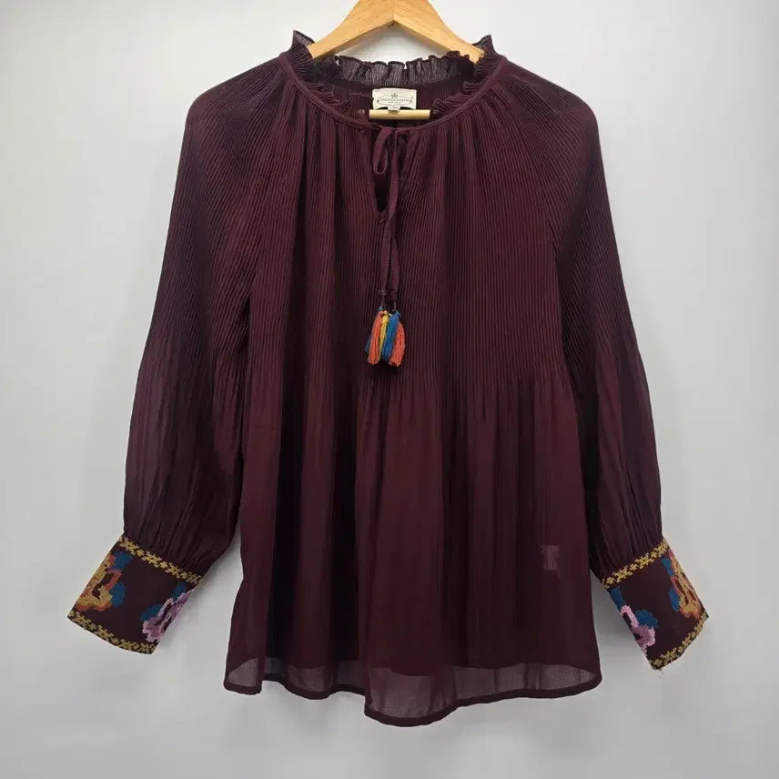 [SOLD OUT] 앤클라인 플리츠 블라우스 버건디 엠브로이더리 장식 [B30458]