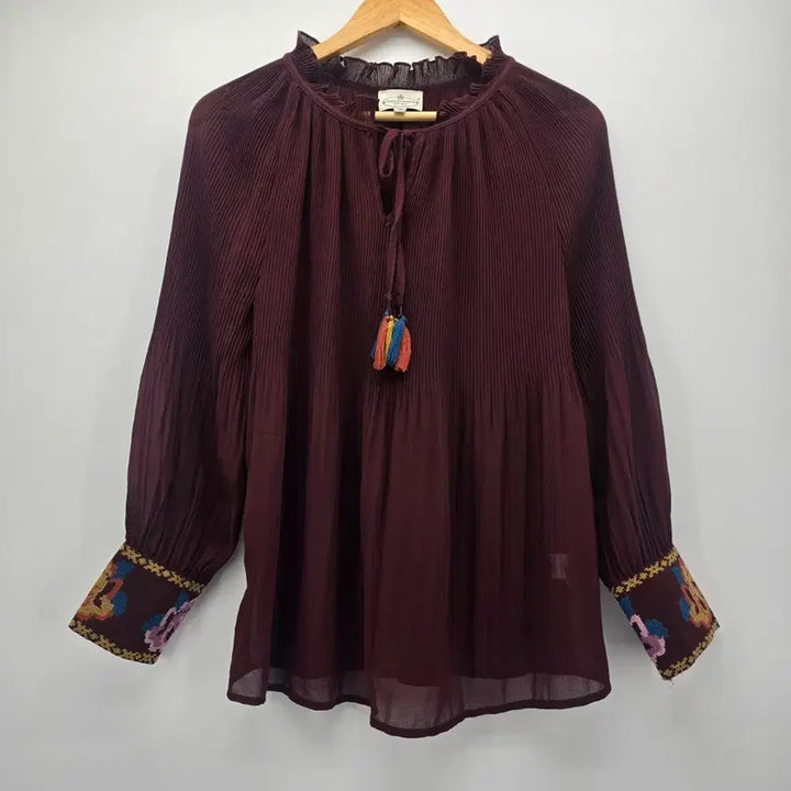 [SOLD OUT] 앤클라인 플리츠 블라우스 버건디 엠브로이더리 장식 [B30458]