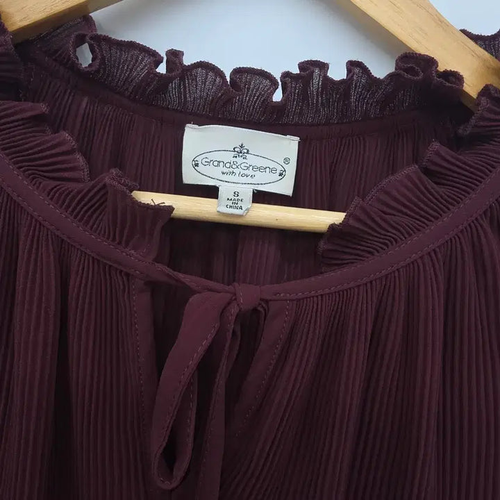 [SOLD OUT] 앤클라인 플리츠 블라우스 버건디 엠브로이더리 장식 [B30458]