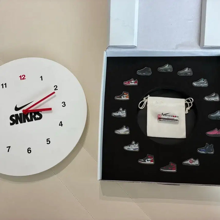 [BUNJANG] Nike SNKRS Watch (Box Stained) / [미사용] 나이키 SNKRS 시계 (박스 이염)