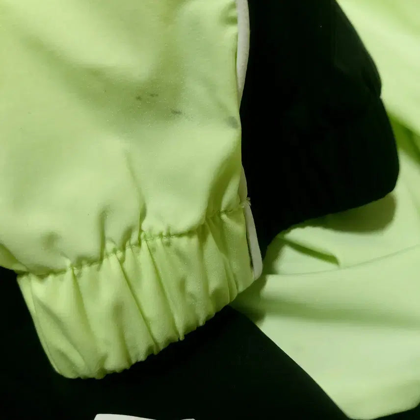 [BUNJANG] Descente Piping Stand Neck Windbreaker Lime 100 / 데상트 파이핑 스텍트넥  바람막이 100 라임