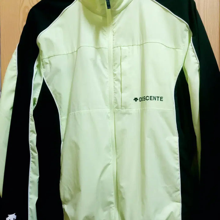 [BUNJANG] Descente Piping Stand Neck Windbreaker Lime 100 / 데상트 파이핑 스텍트넥  바람막이 100 라임