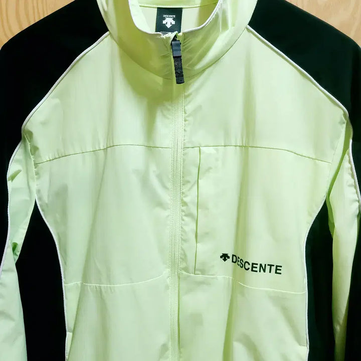 [BUNJANG] Descente Piping Stand Neck Windbreaker Lime 100 / 데상트 파이핑 스텍트넥  바람막이 100 라임