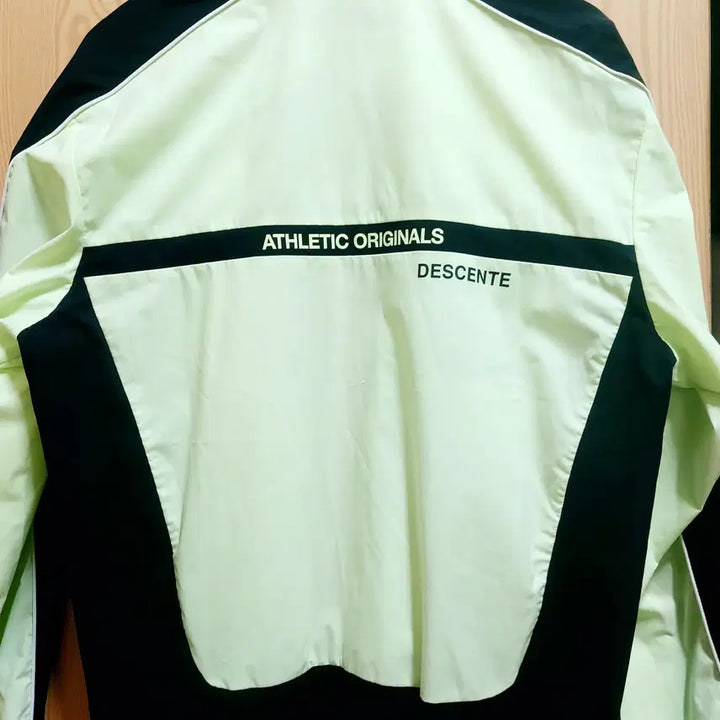 [BUNJANG] Descente Piping Stand Neck Windbreaker Lime 100 / 데상트 파이핑 스텍트넥  바람막이 100 라임