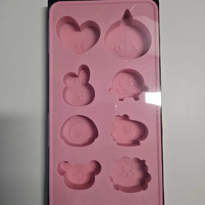 [BUNJANG] BT21 Paris Baguette Ice Tray Mold / 방탄 bts bt21 파리바게트 아이스트레이 몰드