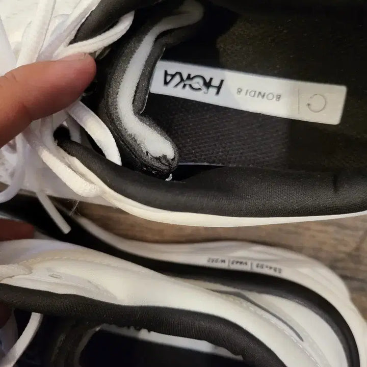 [SOLD OUT] 호카 흰색/검정 운동화 235