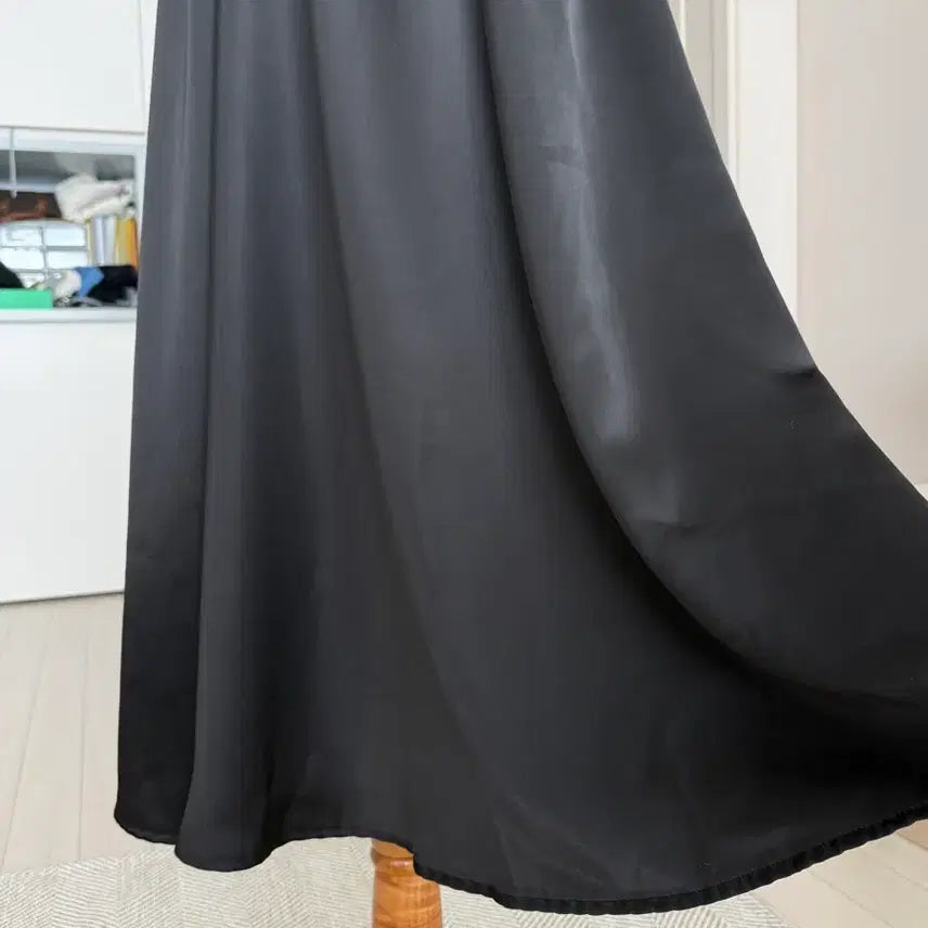 [BUNJANG] Black Banding Satin Flare Skirt / 검정색 밴딩 새틴 플레어 스커트