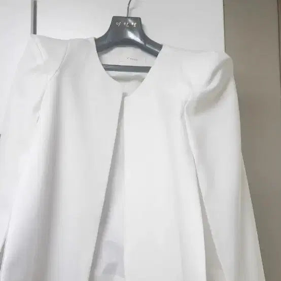 [BUNJANG] Ivory Short Cape Jacket / 화이트 숏케이프아이보리색 노카라 케이프 자켓입니다세련된 디자인으 자켓
