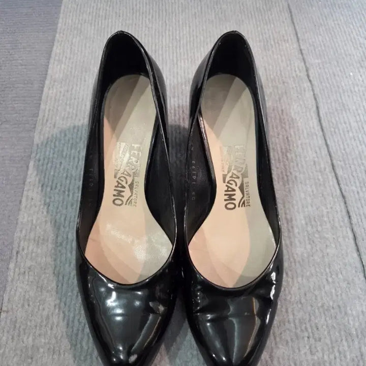 [BUNJANG] Salvatore Ferragamo Black Patent Leather Pumps 6cm Heel / 페라가모 블랙 에나멜 펌프스(230cm) 6