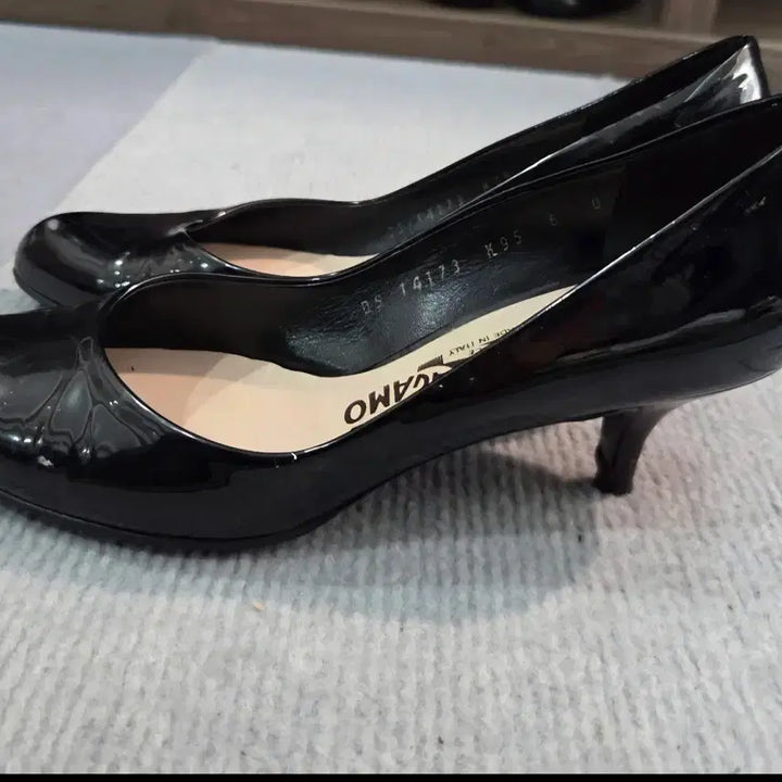 [BUNJANG] Salvatore Ferragamo Black Patent Leather Pumps 6cm Heel / 페라가모 블랙 에나멜 펌프스(230cm) 6