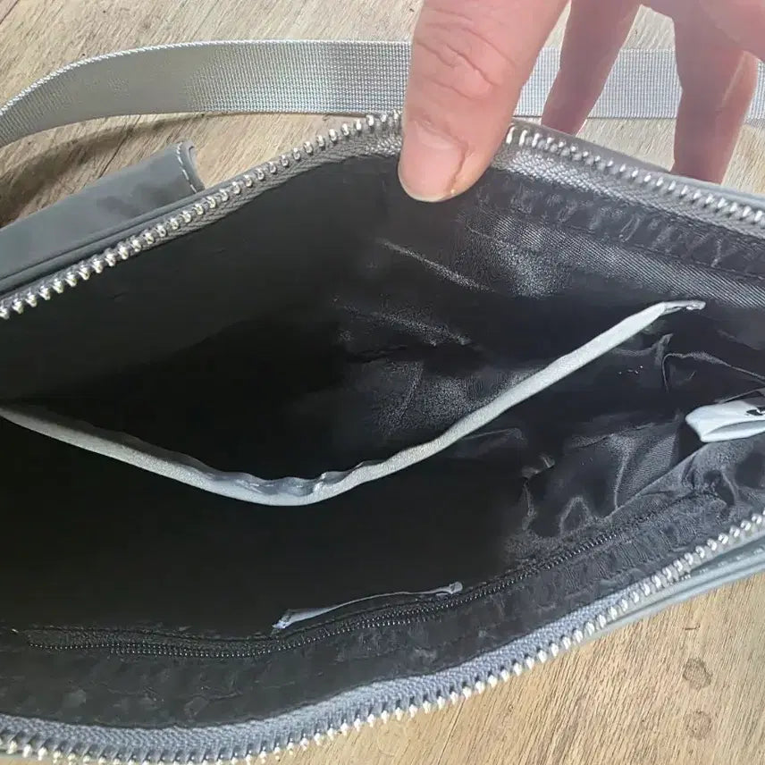 [BUNJANG] Illygo Pocket Bag Silver Shoulder Bag / 일리고 포켓백 실버