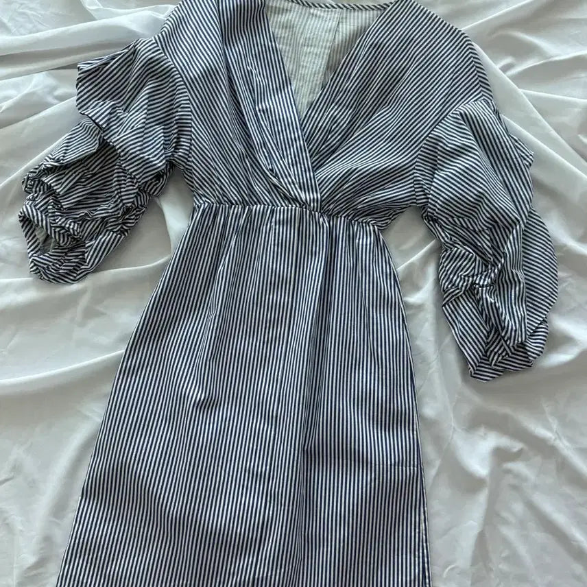 [BUNJANG] Striped Puff Sleeve Shirred Dress / 스트라이프 퍼프 셔링 원피스