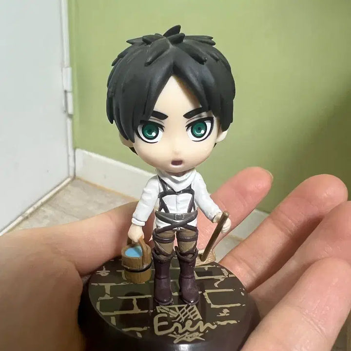 [BUNJANG] Attack on Titan Eren Cleaning Mini Figure / 진격의 거인 에렌 청소 치비큥