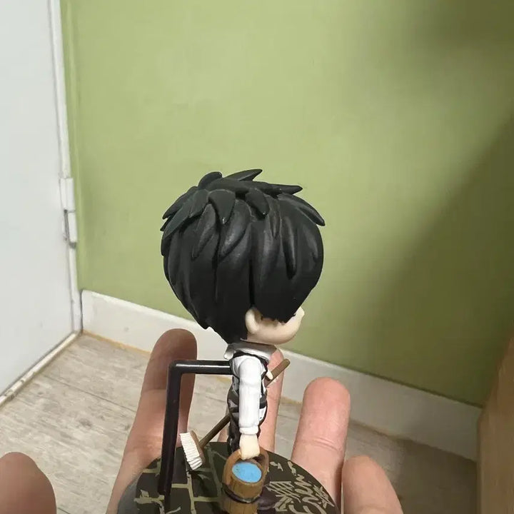 [BUNJANG] Attack on Titan Eren Cleaning Mini Figure / 진격의 거인 에렌 청소 치비큥