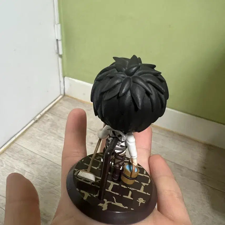 [BUNJANG] Attack on Titan Eren Cleaning Mini Figure / 진격의 거인 에렌 청소 치비큥