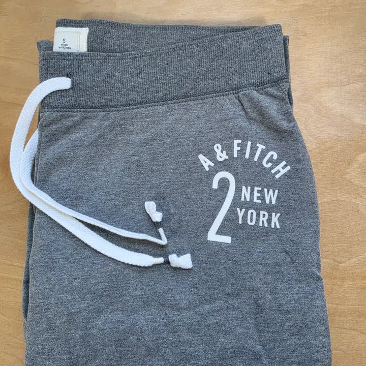 [BUNJANG] Abercrombie &amp; Fitch Logo Training Pants - Gray / 새상품 아베크롬비 &amp; 피치(A&amp;F) 로고 트레이닝 바지 - 그레이