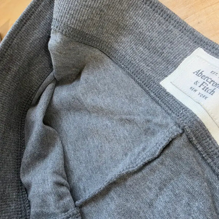 [BUNJANG] Abercrombie &amp; Fitch Logo Training Pants - Gray / 새상품 아베크롬비 &amp; 피치(A&amp;F) 로고 트레이닝 바지 - 그레이