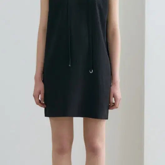 [BUNJANG] RENEJ Black Sleeveless Midi Dress with Belt Detail / RENEJ 블랙 벨트장식 민소매원피스
