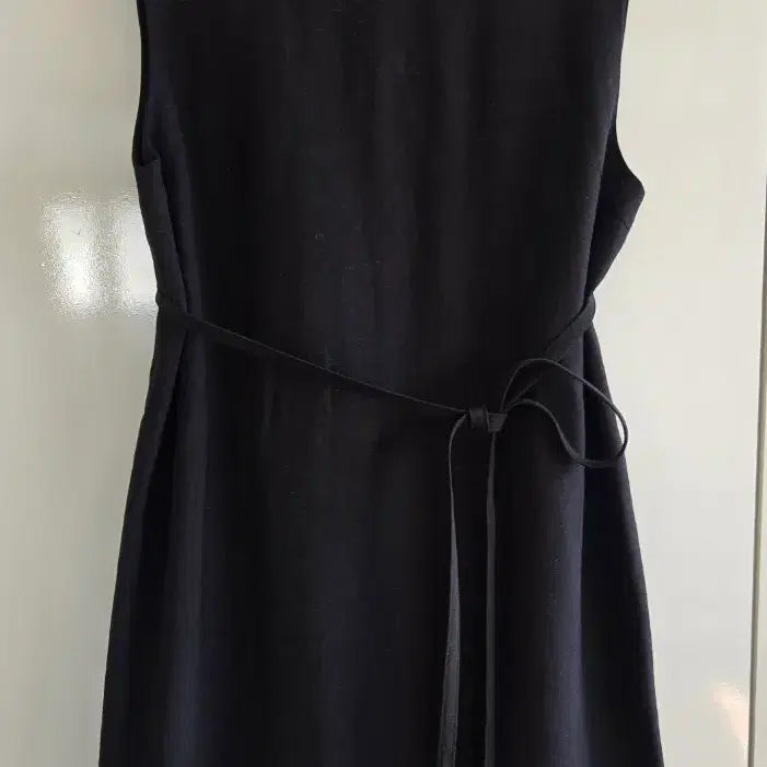 [BUNJANG] RENEJ Black Sleeveless Midi Dress with Belt Detail / RENEJ 블랙 벨트장식 민소매원피스