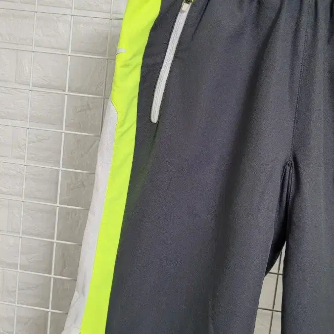 [BUNJANG] Nike Sportswear Gray Running Shorts / [M]NIKE나이키 스포츠웨어 그레이X형광 스판덱스 러닝반바지 M