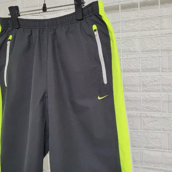 [BUNJANG] Nike Sportswear Gray Running Shorts / [M]NIKE나이키 스포츠웨어 그레이X형광 스판덱스 러닝반바지 M