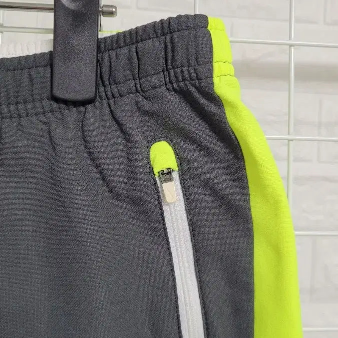 [BUNJANG] Nike Sportswear Gray Running Shorts / [M]NIKE나이키 스포츠웨어 그레이X형광 스판덱스 러닝반바지 M