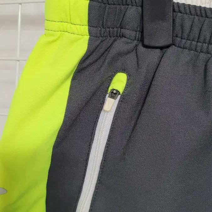 [BUNJANG] Nike Sportswear Gray Running Shorts / [M]NIKE나이키 스포츠웨어 그레이X형광 스판덱스 러닝반바지 M