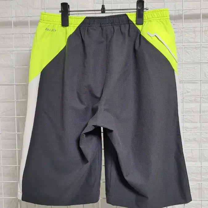 [BUNJANG] Nike Sportswear Gray Running Shorts / [M]NIKE나이키 스포츠웨어 그레이X형광 스판덱스 러닝반바지 M