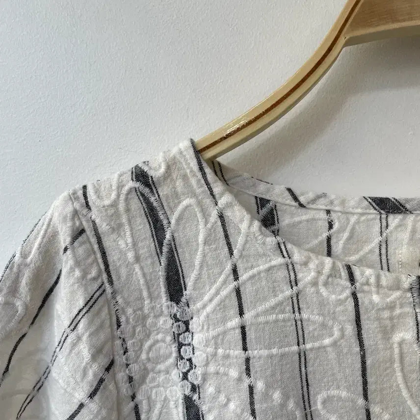 [BUNJANG] Andmyera Striped Cotton Embroidered T-Shirt M / Andmyera 스트라이프 코튼 자수 반팔티셔츠 M