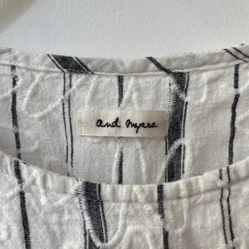 [BUNJANG] Andmyera Striped Cotton Embroidered T-Shirt M / Andmyera 스트라이프 코튼 자수 반팔티셔츠 M