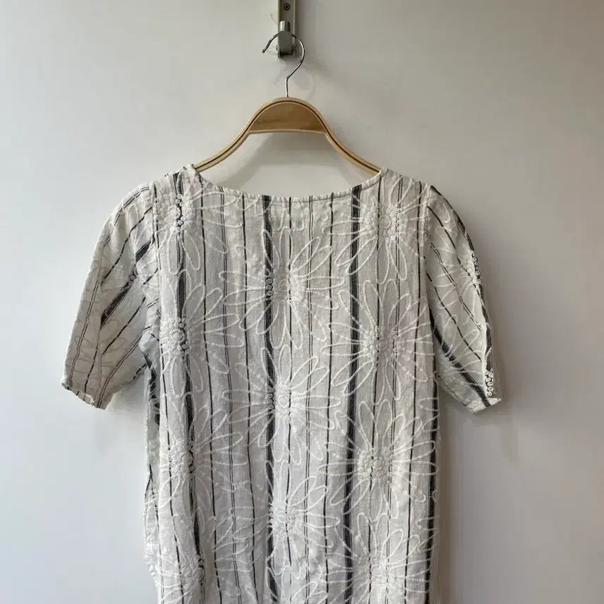 [BUNJANG] Andmyera Striped Cotton Embroidered T-Shirt M / Andmyera 스트라이프 코튼 자수 반팔티셔츠 M