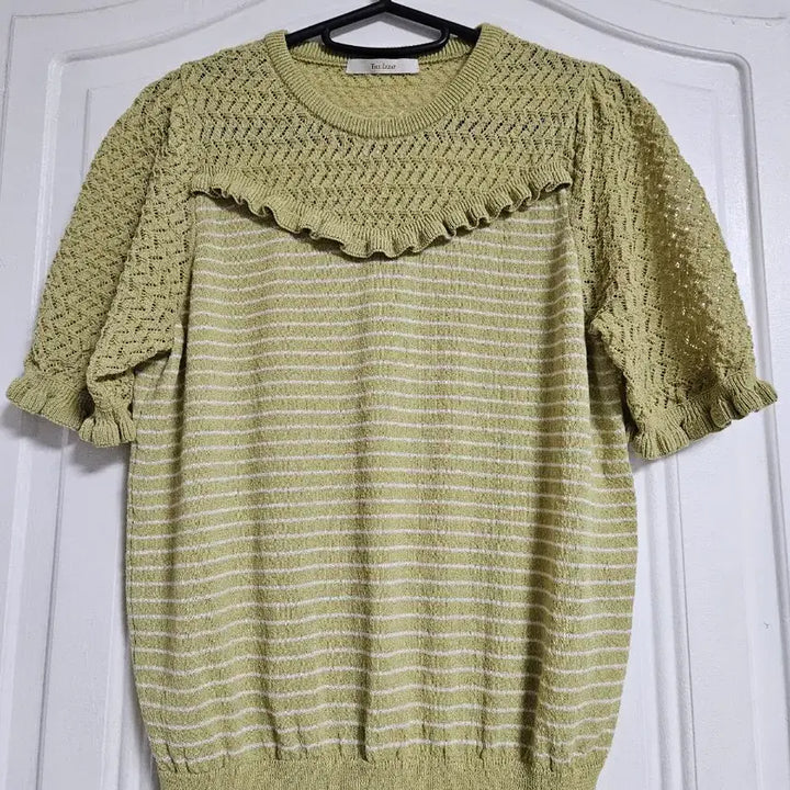 [BUNJANG] THE IZZAT Ruffle Detail Knit Blouse / 더아이잗 프릴프릴 러플 상태짱좋음 니트 스웨터 반팔티셔츠 블라우스