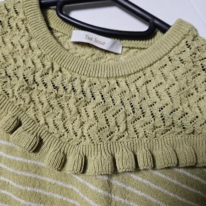 [BUNJANG] THE IZZAT Ruffle Detail Knit Blouse / 더아이잗 프릴프릴 러플 상태짱좋음 니트 스웨터 반팔티셔츠 블라우스