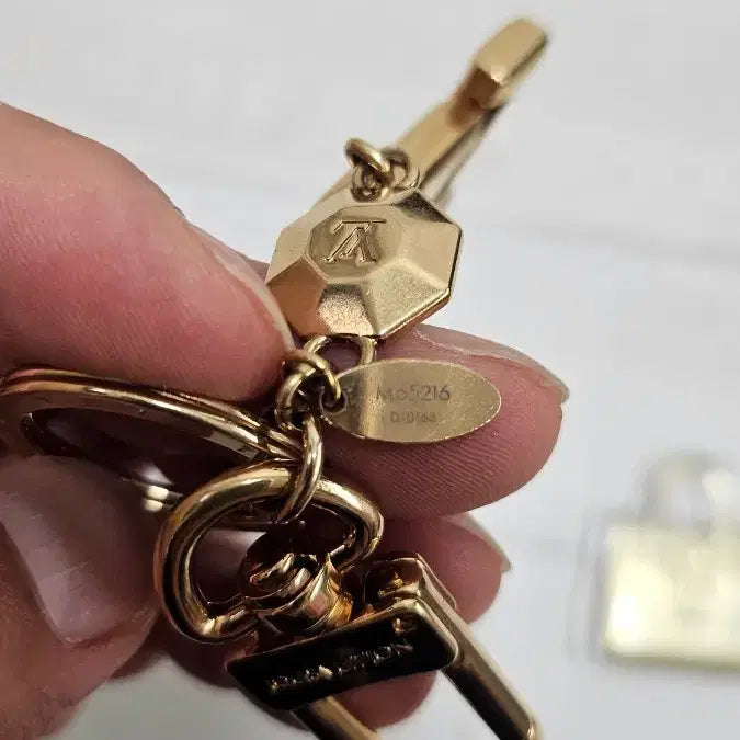 [BUNJANG] Louis Vuitton Facette Bag Charm Key Holder / 루이비통 파셋 백참 키홀더 키링 금장