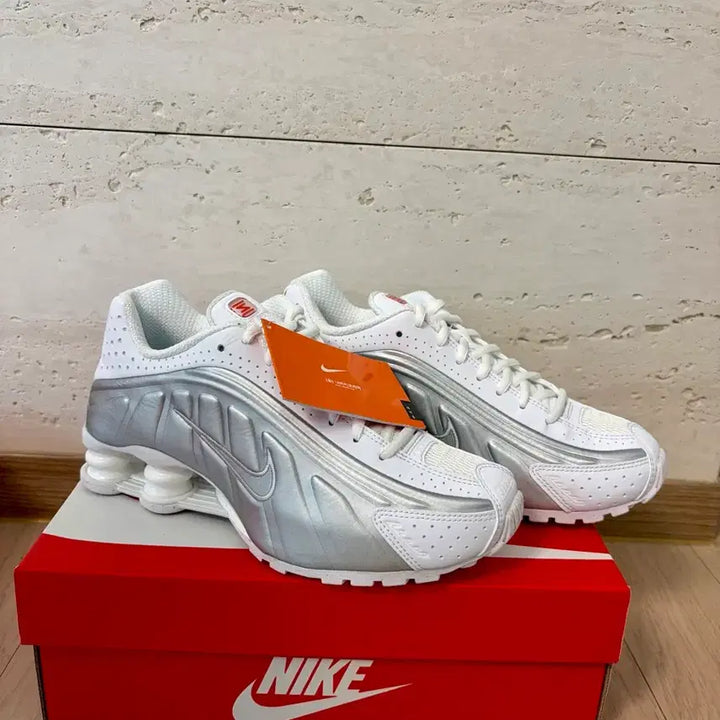 [BUNJANG] Nike Shox R4 White Metallic Silver Sneakers / 나이키 샥스 R4 화이트 메탈릭 실버(미사용 새상품)