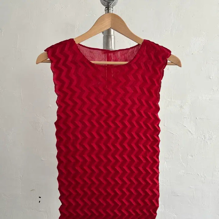 [SOLD OUT] Issey Miyake 이세이미야케 레드 지그재그 플리츠 나시