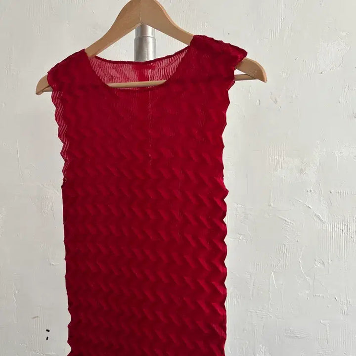 [SOLD OUT] Issey Miyake 이세이미야케 레드 지그재그 플리츠 나시