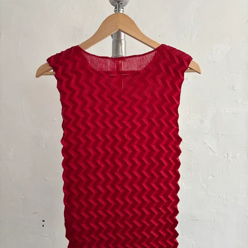 [SOLD OUT] Issey Miyake 이세이미야케 레드 지그재그 플리츠 나시
