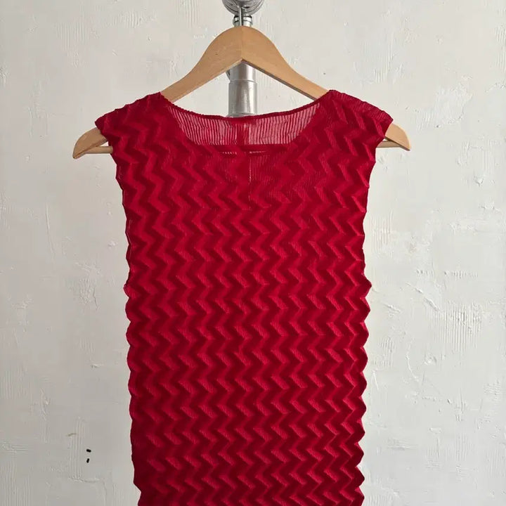 [SOLD OUT] Issey Miyake 이세이미야케 레드 지그재그 플리츠 나시