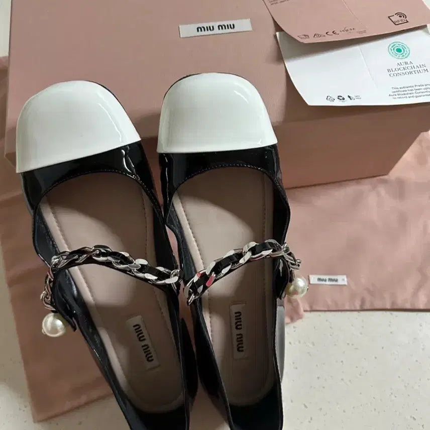 [BUNJANG] Miu Miu Mary Jane Patent Flat Shoes / 미우미우 메리제인 페이던트 플랫슈즈 36