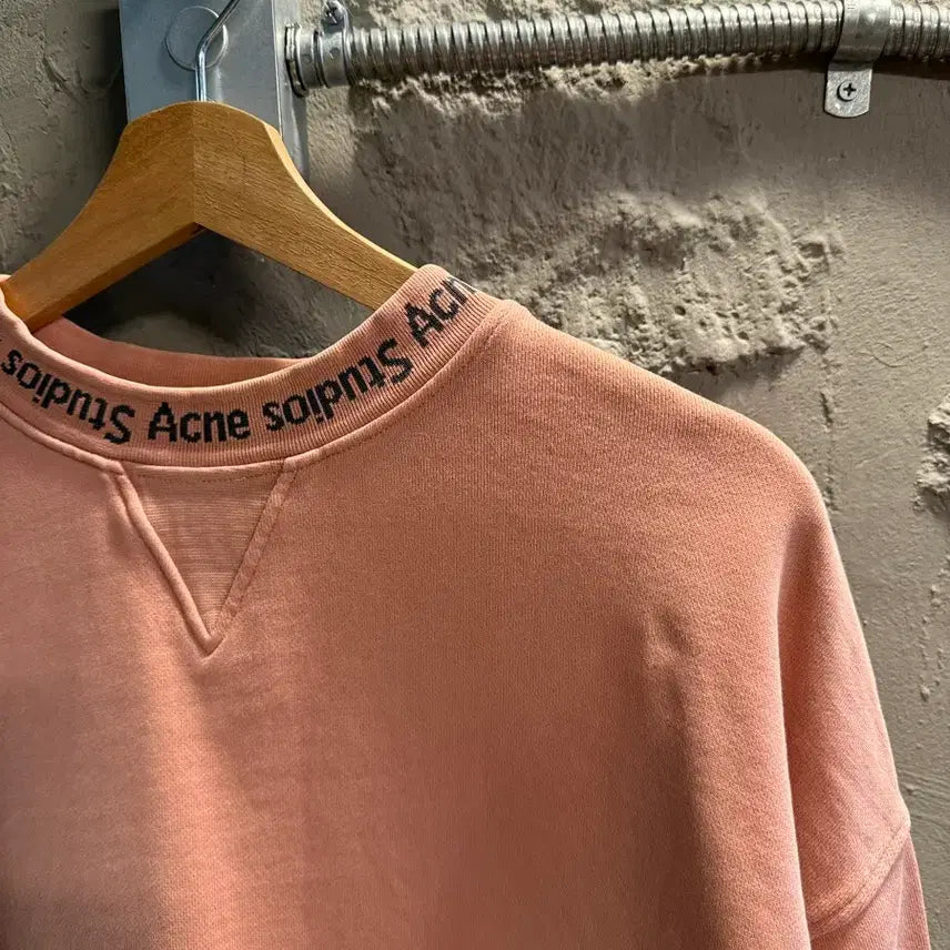 [BUNJANG] Acne Studios Neck Logo Crewneck Sweatshirt Pink / 아크네스튜디오 Acne Studios 넥로고 크루넥 스웻셔츠 핑크