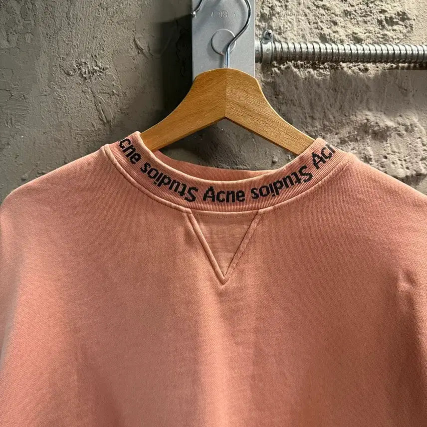 [BUNJANG] Acne Studios Neck Logo Crewneck Sweatshirt Pink / 아크네스튜디오 Acne Studios 넥로고 크루넥 스웻셔츠 핑크