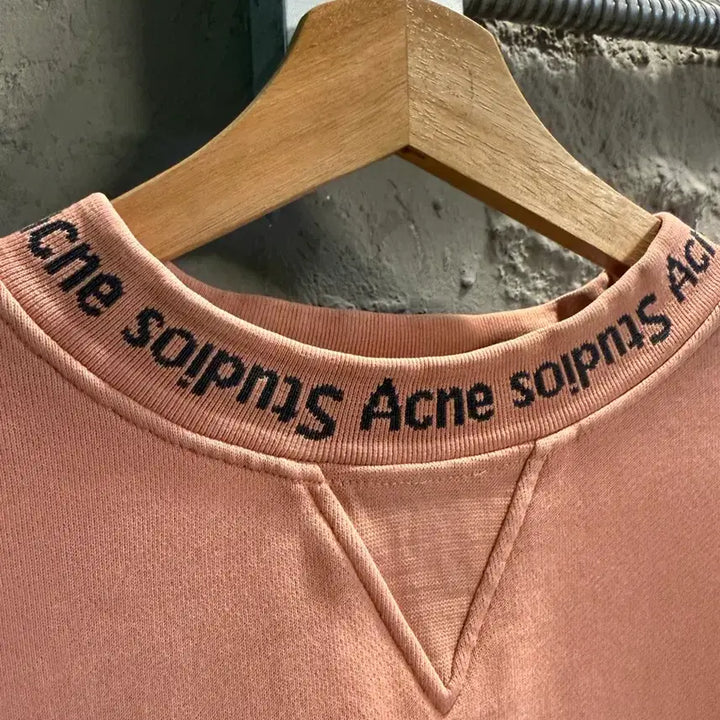 [BUNJANG] Acne Studios Neck Logo Crewneck Sweatshirt Pink / 아크네스튜디오 Acne Studios 넥로고 크루넥 스웻셔츠 핑크